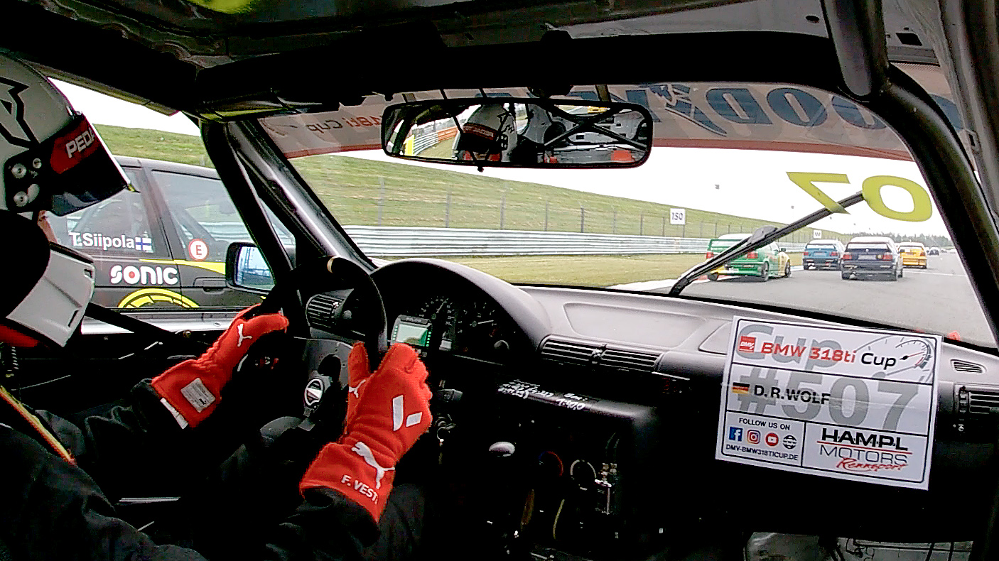20-jähriger Rookie Rennfahrer Denis Robin Wolf in Assen während seines allerersten Rennwochenendes als Rookie in seiner Debütsaison, am Steuer seines BMW 318ti Cup Rennwagens mitten im Feld des 2. Rennens