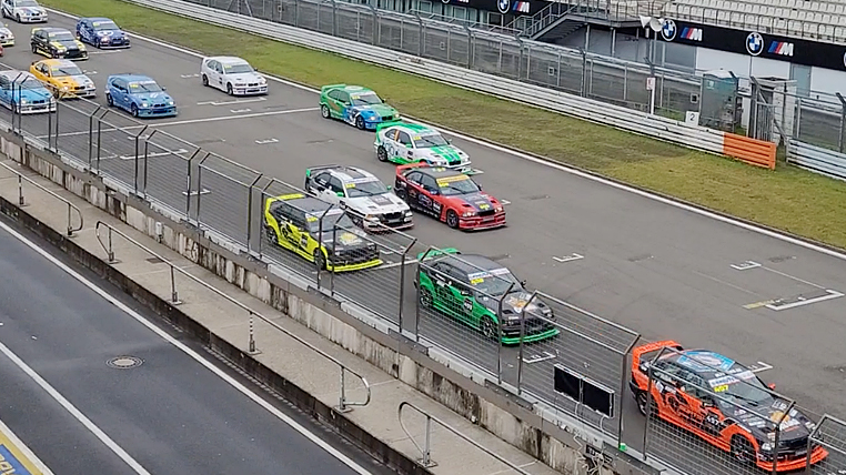 Vorderes 318ti Cup Fahrerfeld nach dem Start auf dem Nürburgring