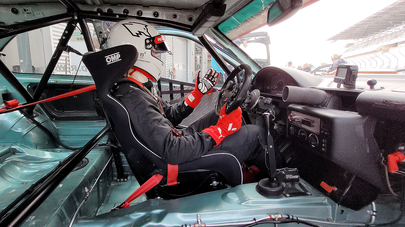 20-jähriger Rookie Rennfahrer Denis Robin Wolf auf dem Lausitzring an seinem dritten Rennwochenende - in der Boxengasse in seinem BMW 318ti Cup Rennwagen sitzend und auf seinen Einsatz wartend