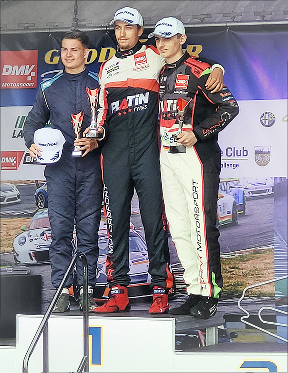 20-jähriger Rookie Rennfahrer Denis Robin Wolf auf dem Lausitzring an seinem dritten Rennwochenende - als Juniorensieger auf dem Podium mit einem Pokal in der Hand