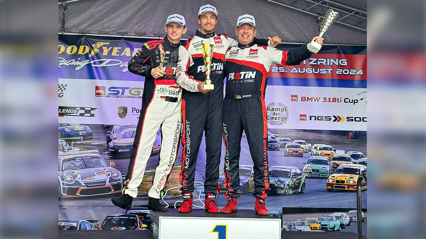 20-jähriger Rookie Rennfahrer Denis Robin Wolf auf dem Lausitzring an seinem dritten Rennwochenende - als Gesamtsieger auf dem Podium mit einem Pokal in der Hand neben beiden Teamkollegen stehend