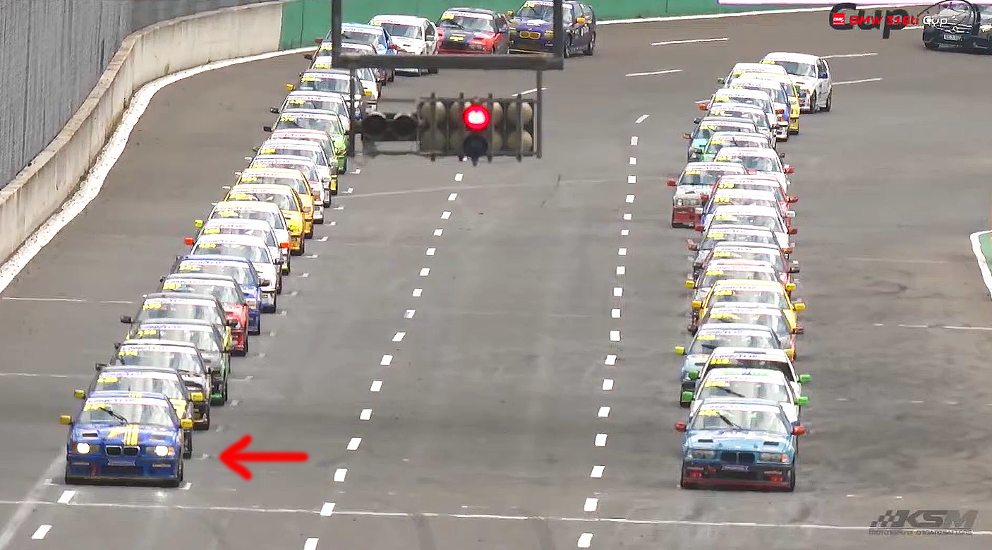 20-jähriger Rookie Rennfahrer Denis Robin Wolf auf dem Lausitzring an seinem dritten Rennwochenende - bei der Startaufstellung des 2. Rennens in seinem BMW 318ti Cup Rennwagen auf der Pole Position 