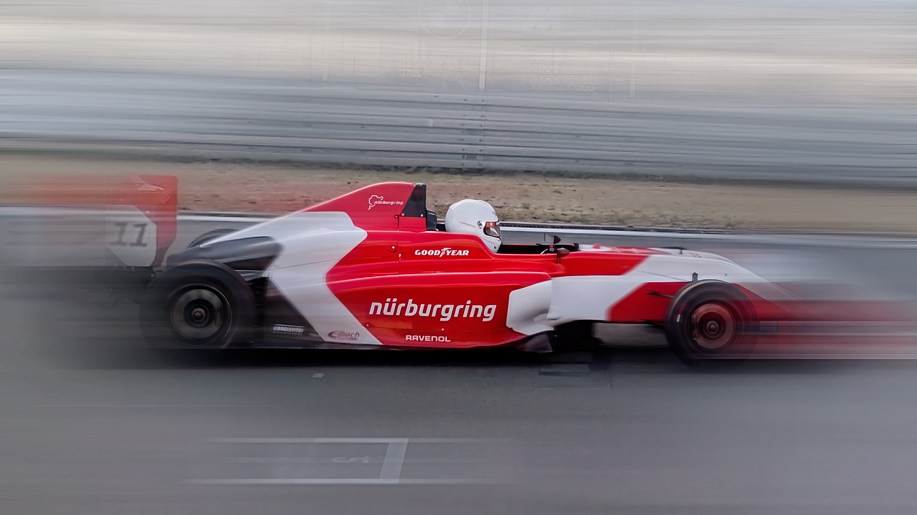 Bild mit 18-jährigem Denis auf dem Nürburgring aus seinen Formel-4 Rennwagen schauend