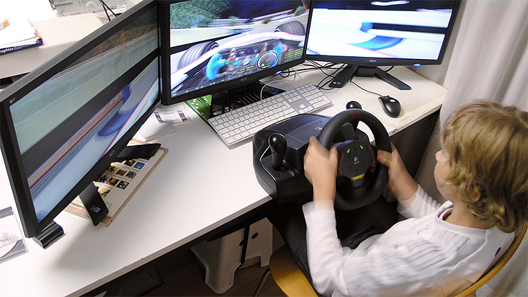 8-jähriger Denis Robin Wolf am Rennsimulator mit 3 Monitoren