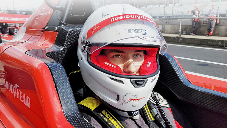 Bild mit 18-jährigem Denis auf dem Nürburgring aus seinen Formel-4 Rennwagen schauend