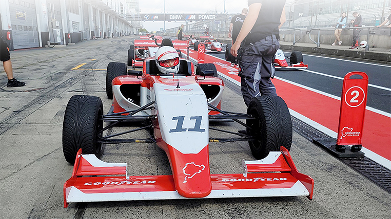 18-jähriger Denis Robin Wolf auf dem Nürburgring nach der Fahrt den Formel-4 Rennwagen verlassend