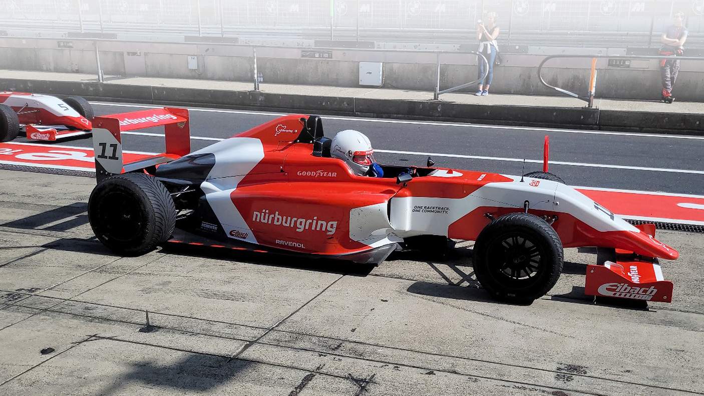 18-jähriger Denis Robin Wolf auf dem Nürburgring im Formel-4 Rennwagen in der Boxengasse wartend