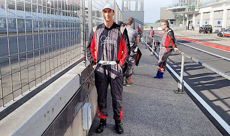 18-jähriger Denis Robin Wolf entspannt an der Boxenmauer nach der Formel-4 Fahrt auf dem Nürburgring 