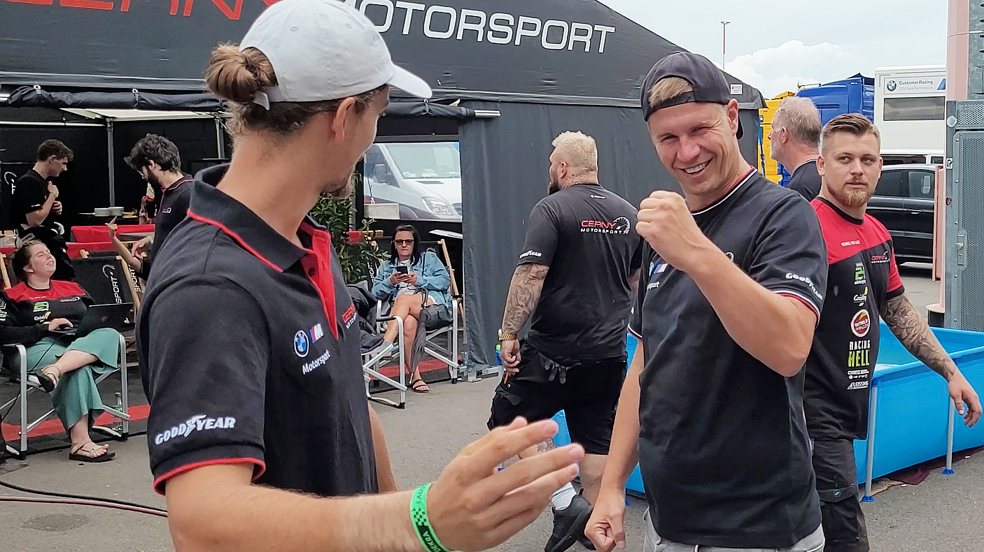 Bild mit 20-jährigem Rennfahrer Denis Robin Wolf auf dem Lausitzring während seines dritten Rennwochenendes als Rookie in seiner Debütsaison, nach dem Rennsieg mit Teamchef Henry zusammen stehend