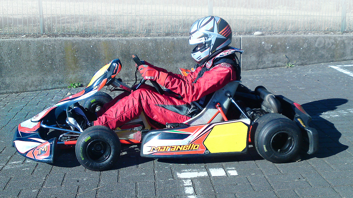 13-jähriger Kartfahrer Denis Robin Wolf, in seinem Maranello Rotax Max Junior-Rennkart sitzend