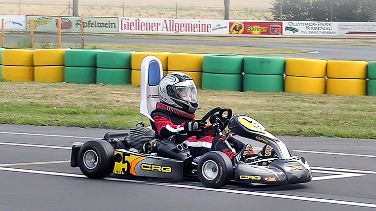 7-jähriger Kartfahrer Denis Robin Wolf auf der Rennstrecke Oppenrod in seinem CRG-Rennkart schnell fahrend