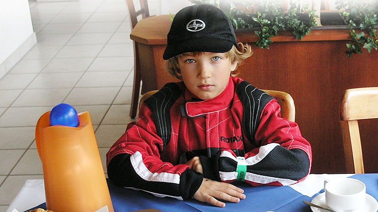7-jähriger Kartfahrer Denis Robin Wolf beim Frühstück am 2. Tag an der Kartstrecke Oppenrod