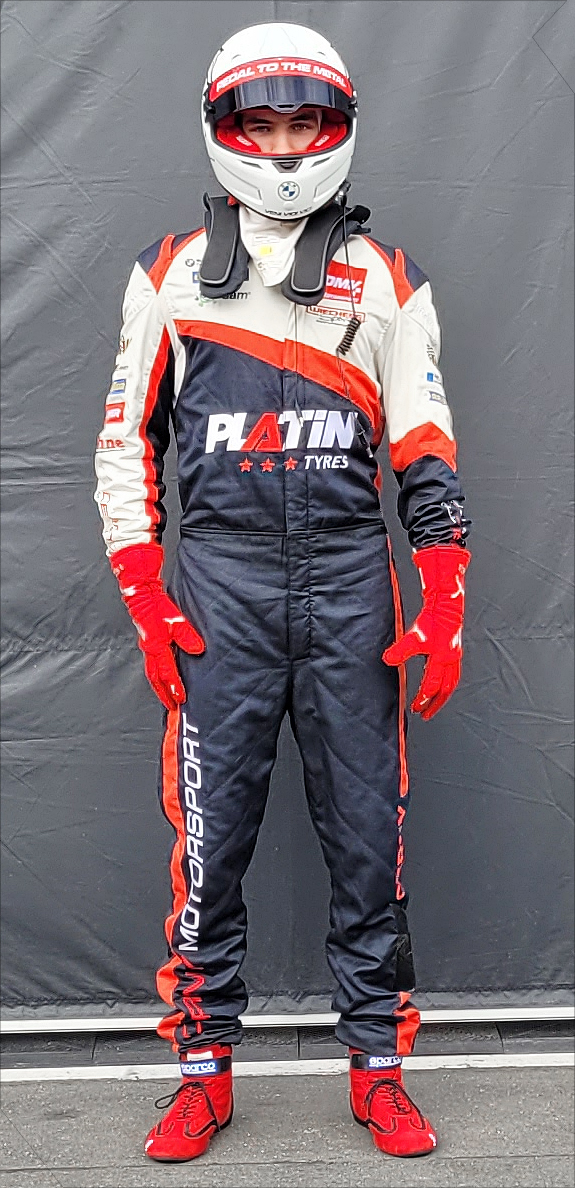 Denis Robin Wolf 2024 im Rennanzug und Helm