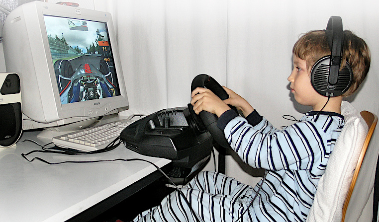 4-jähriger Denis Robin Wolf am allerersten Rennsimulator