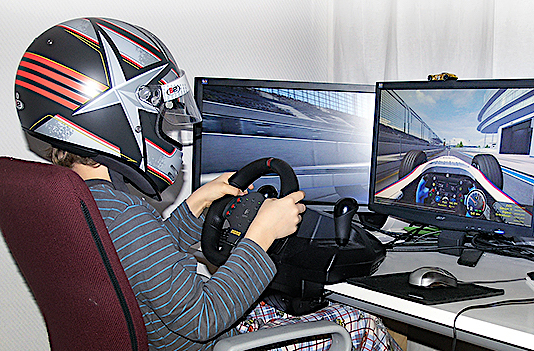 4-jähriger Denis Robin Wolf am allerersten Rennsimulator