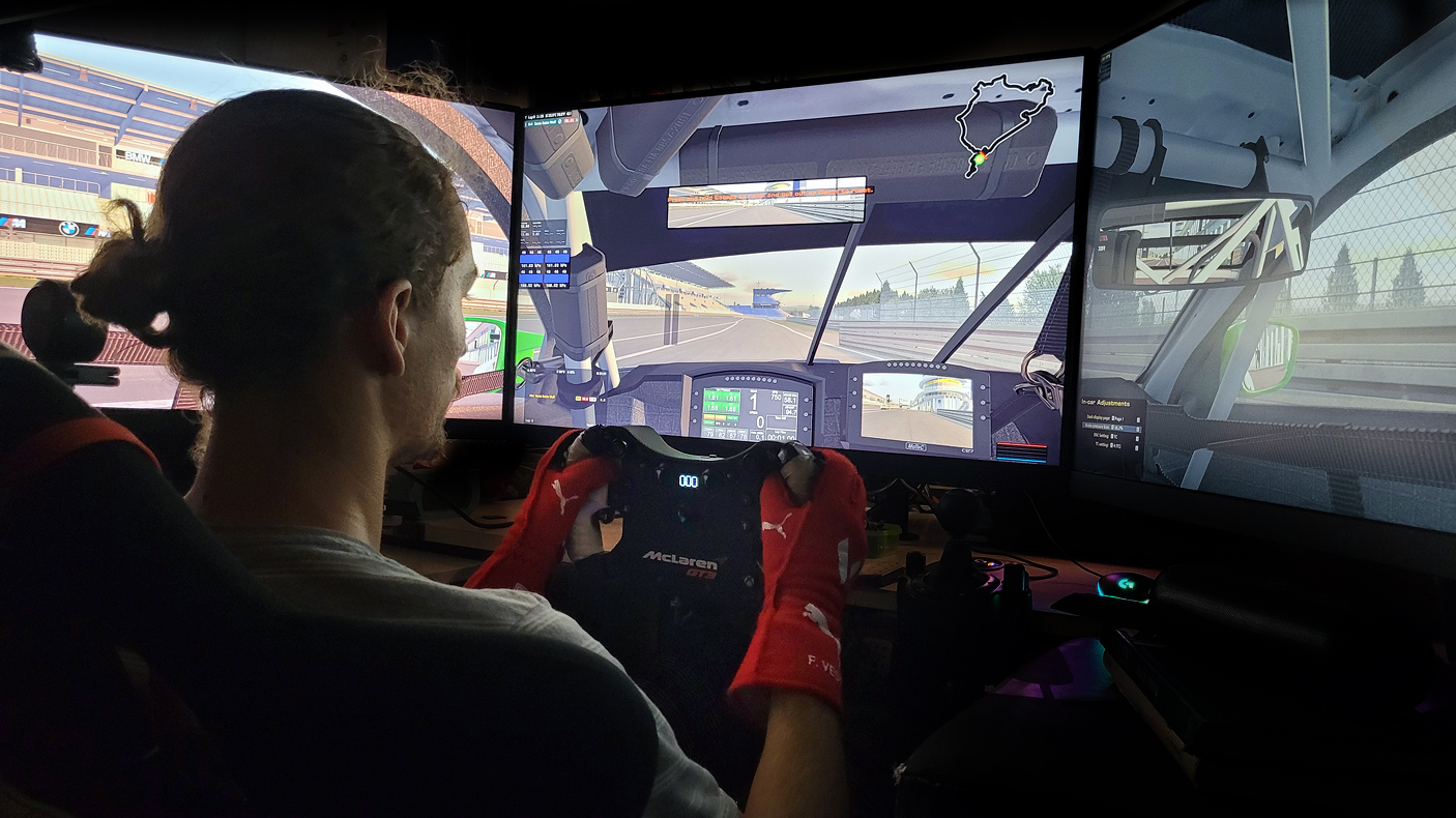 20-jähriger SIM-Racer Denis Robin Wolf am Rennsimulator fahrend