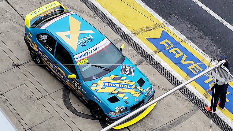 20-jähriger Rookie Rennfahrer Denis Robin Wolf auf dem Nürburgring bei seinem zweiten Rennwochenende - beim Boxenstopp des 2. Rennens
