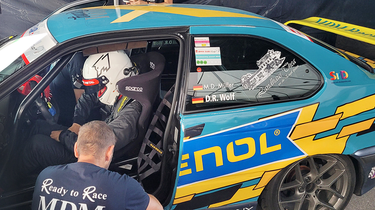 20-jähriger Rookie Rennfahrer Denis Robin Wolf auf dem Nürburgring bei seinem zweiten Rennwochenende - vor der ersten Testfahrt in seinem BMW 318ti Cup Rennwagen sitzend