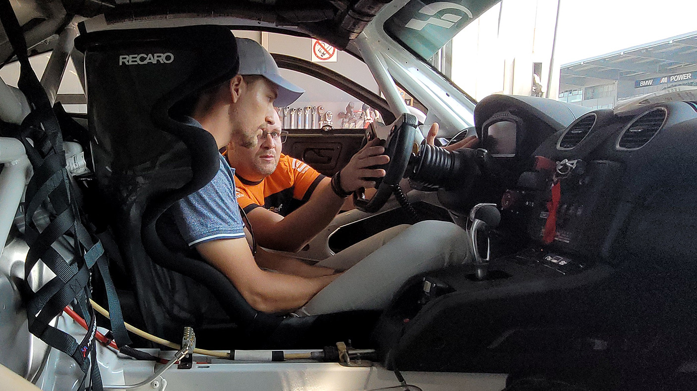 Denis auf der Nürburgring Zielgeraden fahrend
