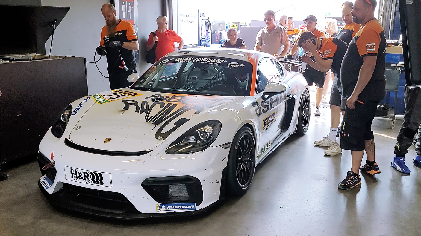 Denis im Rennauto in der Pre-Start-Area, wartend auf den Start der RCN1