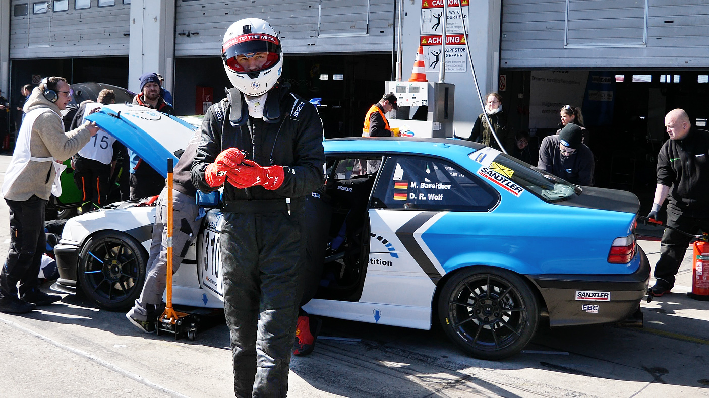 Denis vor der Box nach dem Fahrerwechsel