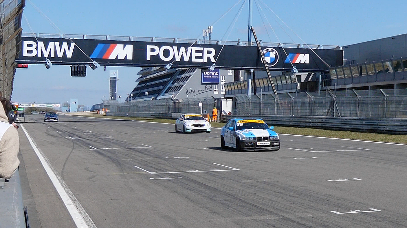 Denis auf der Nürburgring Zielgeraden fahrend