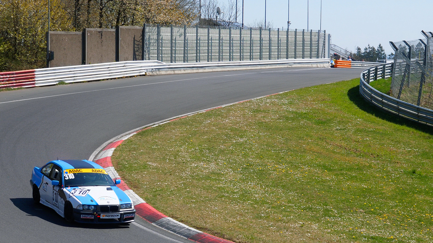 Denis ist der ersten Kurve der Nordschleife