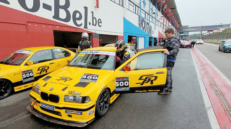 20-jähriger Rookie Rennfahrer Denis Robin Wolf in Zolder, nach seiner Testfahrt aus seinem BMW 318ti Cup Rennwagen steigend