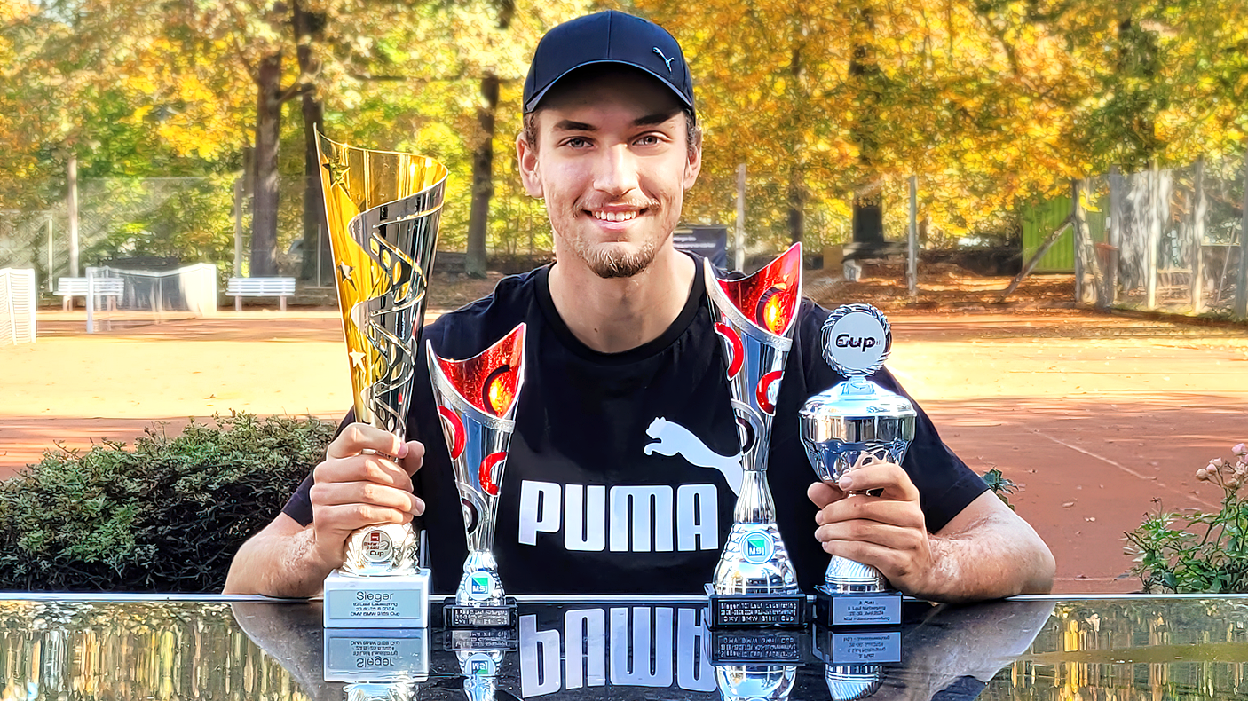 Bild mit erfolgreichem Rennfahrer Denis und seinen 4 Pokalen