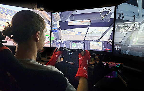 Denis Robin Wolf am Rennsimulator
