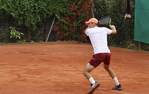 Denis Robin Wolf mit einem starken Vorhandschlag während eines Tennismatches