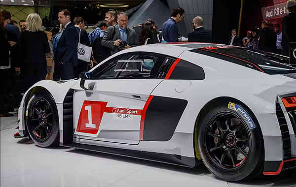 Messestand mit einem Rennwagen