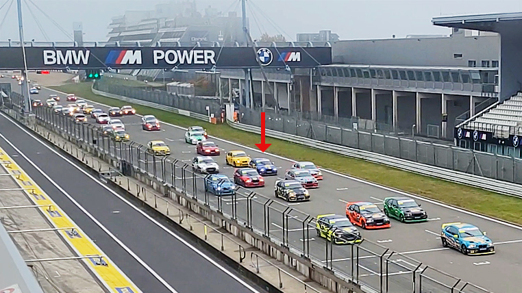 Bild mit 20-jährigem 20-jähriger Rookie Rennfahrer Denis Robin Wolf auf dem Nürburgring an seinem vierten Rennwochenende - auf der Rennstrecke nach dem Start von P10 fahrendRennfahrer Denis Robin Wolf auf dem Nürburgring während seines vierten Rennwochenendes als Rookie in seiner Debütsaison, auf der Rennstrecke nach dem Start von P10 fahrend