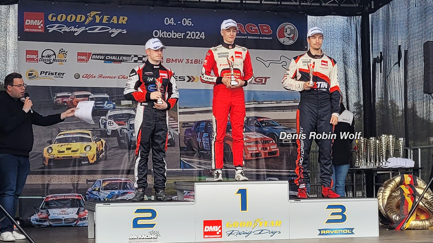 20-jähriger Rookie Rennfahrer Denis Robin Wolf auf dem Nürburgring an seinem vierten Rennwochenende - auf dem Podium mit einem Pokal in der Hand stehend