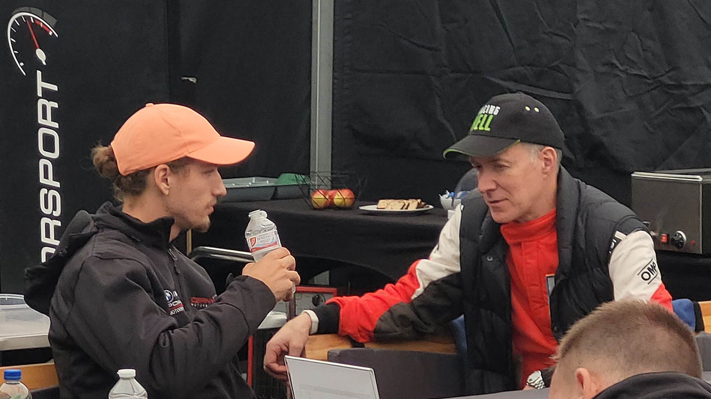 20-jähriger Rookie Rennfahrer Denis Robin Wolf auf dem Nürburgring an seinem vierten Rennwochenende -  nach dem Rennen zusammen mit Peter im entspannten Gespräch