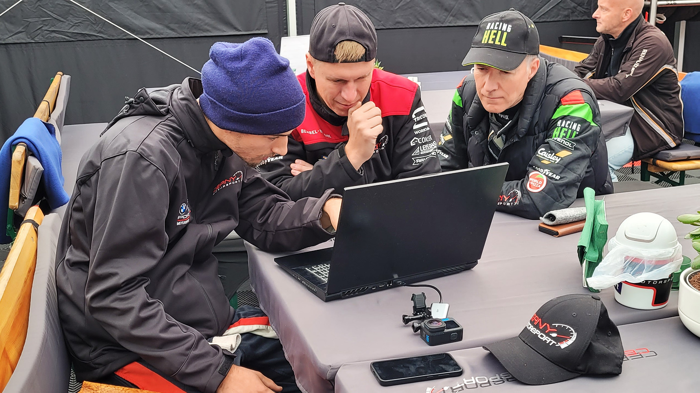 20-jähriger Rookie Rennfahrer Denis Robin Wolf auf dem Nürburgring an seinem vierten Rennwochenende - nach dem Rennen zusammen mit Florian und Peter am Notebook einige Rennsituationen anschauend